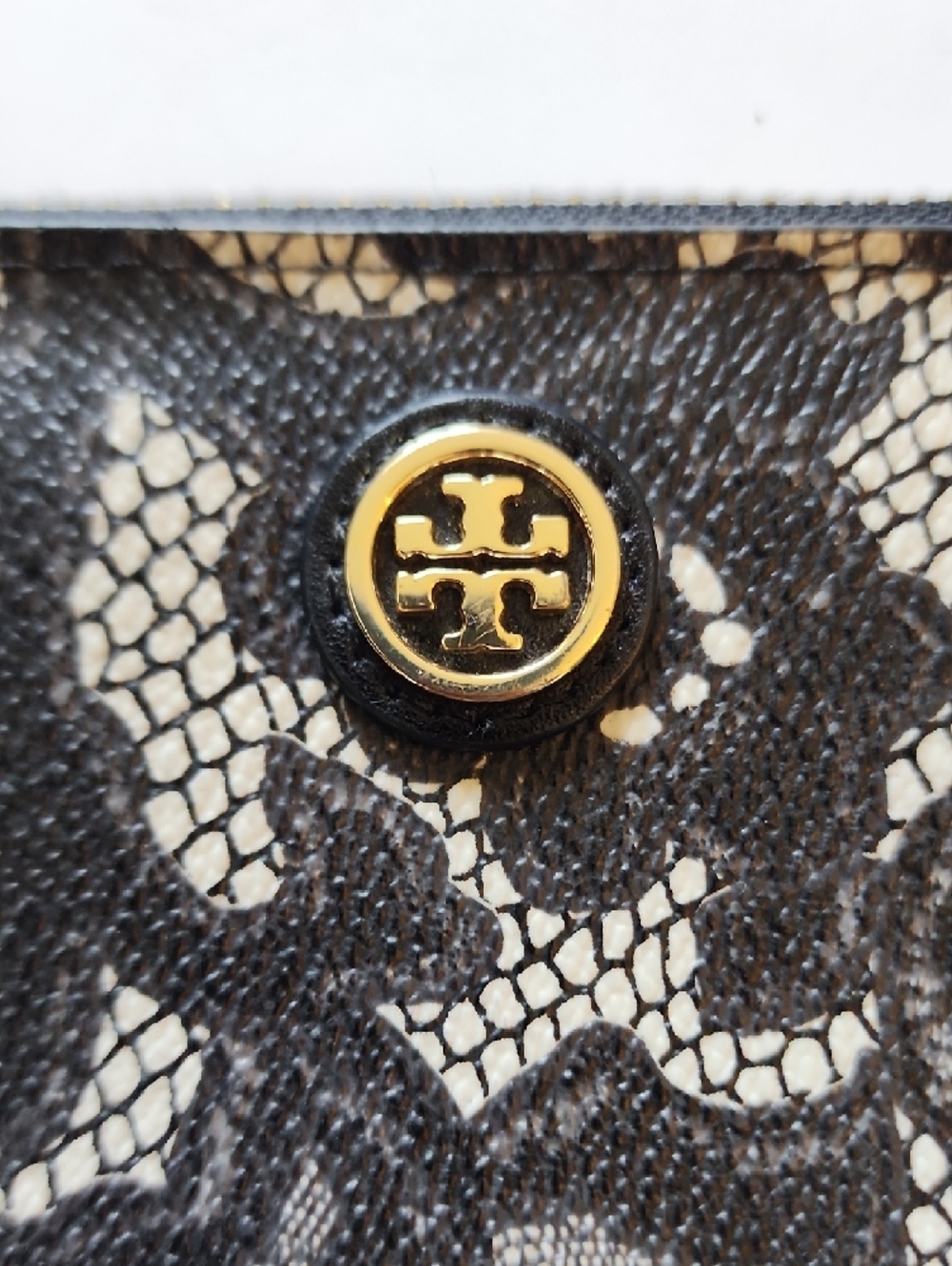 Tory Burch Robinson Ferrara  Lace Zip-Around  Wristlet.  6×4 - Picture 2 of 13